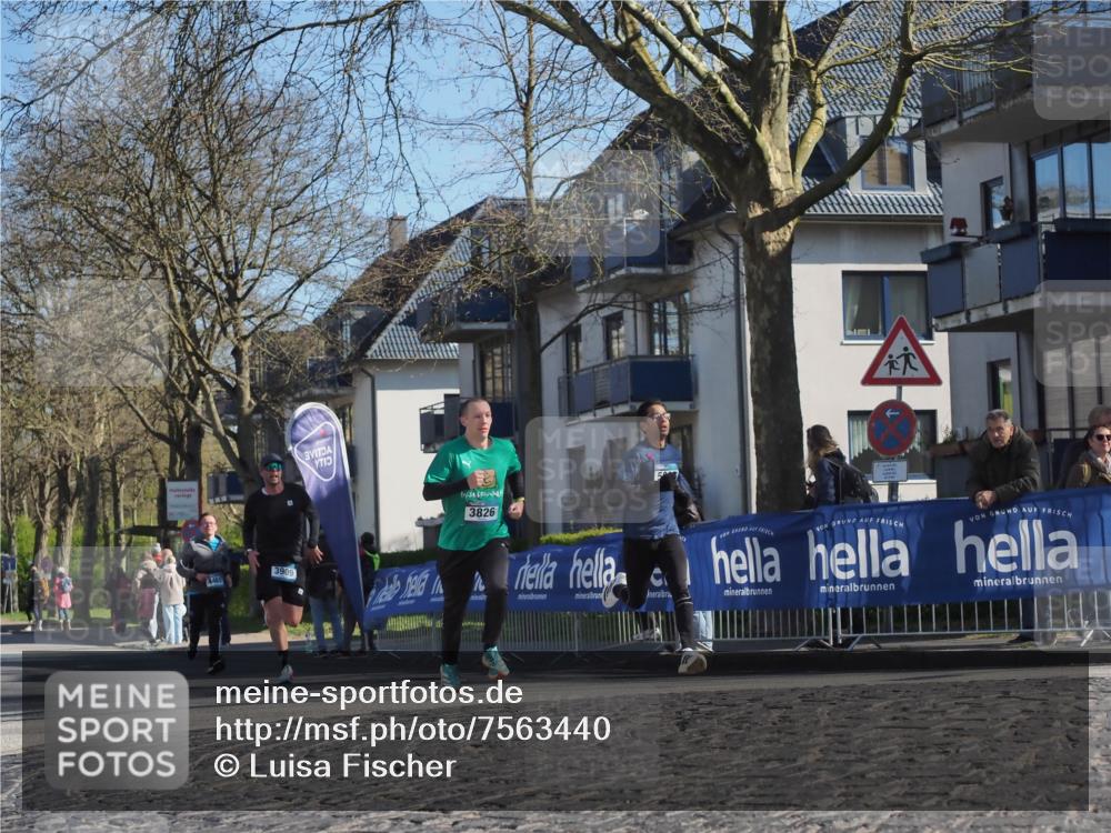 06.04.2025 - 44. Internationalen Wilhelmsburger Insellauf Luisa Fischer http://msf.ph/oto/7563440 06.04.2025 10:33:39 Ziel 3826, 3909 meine-sportfotos.de