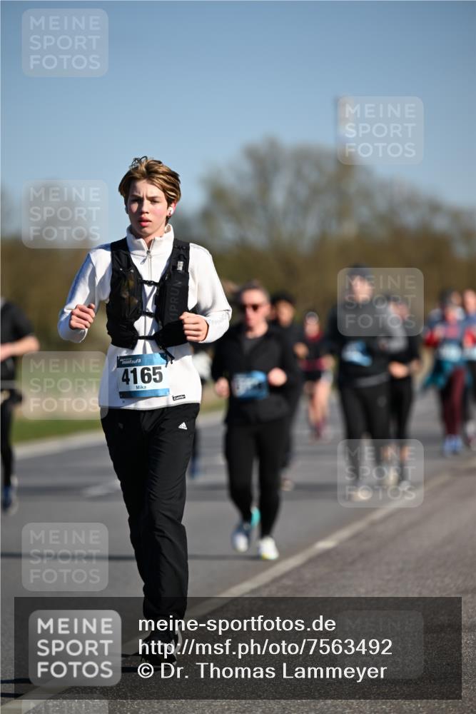 06.04.2025 - 44. Internationalen Wilhelmsburger Insellauf Dr. Thomas Lammeyer http://msf.ph/oto/7563492 06.04.2025 09:38:25 Laufen 4165 meine-sportfotos.de
