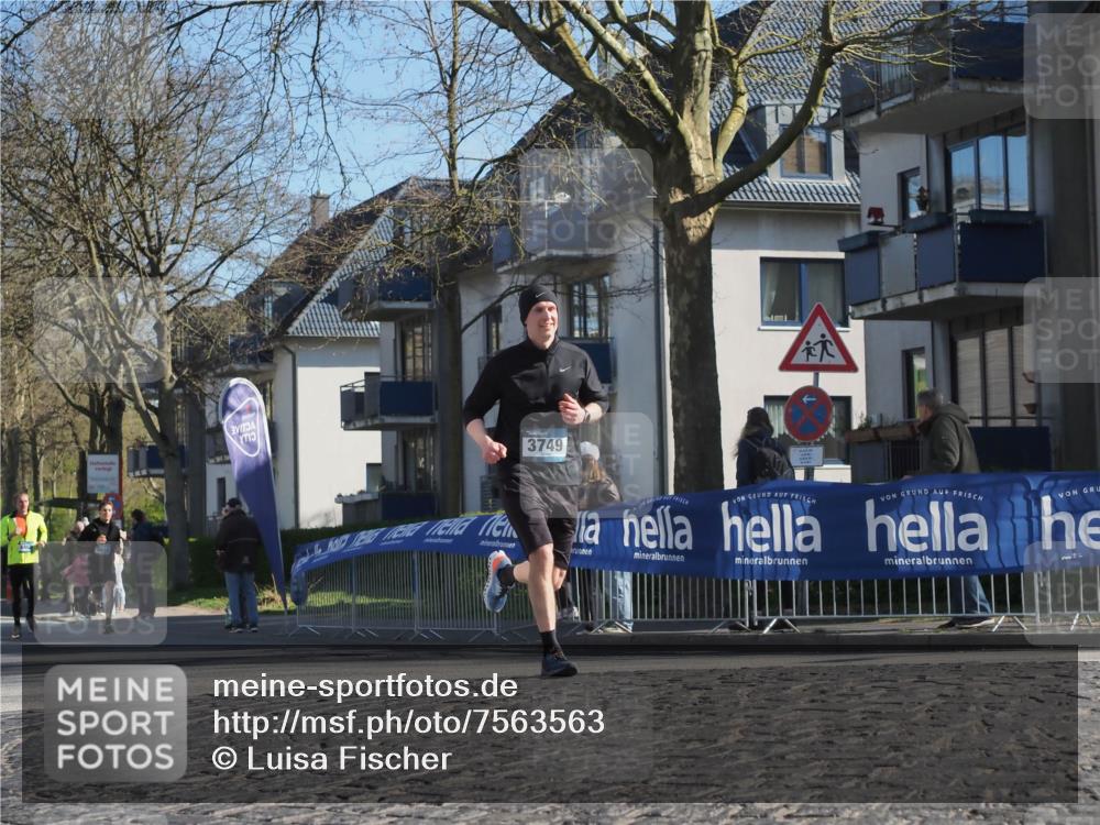 06.04.2025 - 44. Internationalen Wilhelmsburger Insellauf Luisa Fischer http://msf.ph/oto/7563563 06.04.2025 10:34:00 Ziel 13, 301, 3749 meine-sportfotos.de