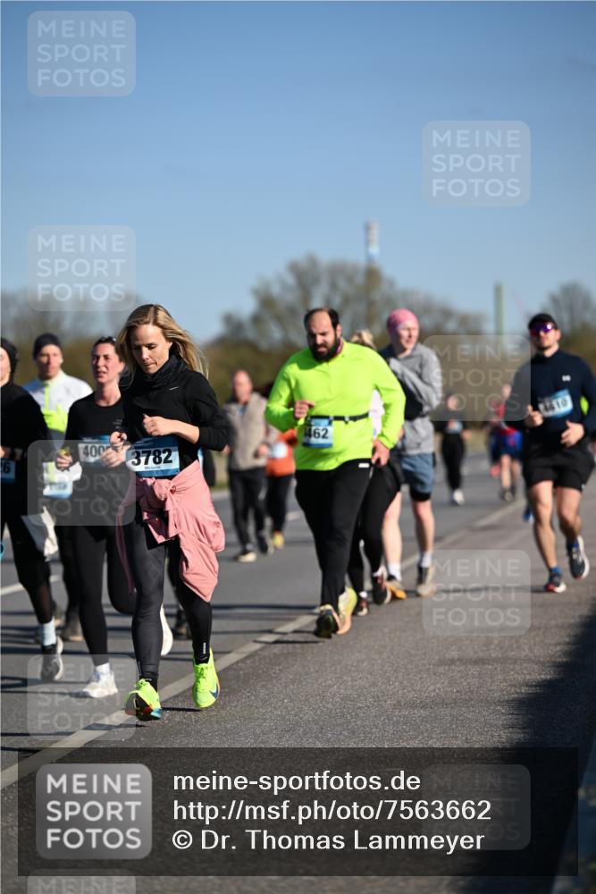 06.04.2025 - 44. Internationalen Wilhelmsburger Insellauf Dr. Thomas Lammeyer http://msf.ph/oto/7563662 06.04.2025 09:38:37 Laufen 26, 400, 3782, 462, 4410 meine-sportfotos.de