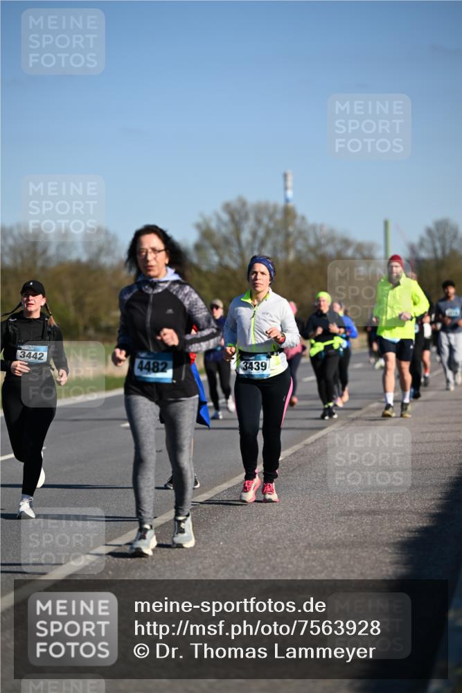 06.04.2025 - 44. Internationalen Wilhelmsburger Insellauf Dr. Thomas Lammeyer http://msf.ph/oto/7563928 06.04.2025 09:38:48 Laufen 3439, 3442, 4482 meine-sportfotos.de