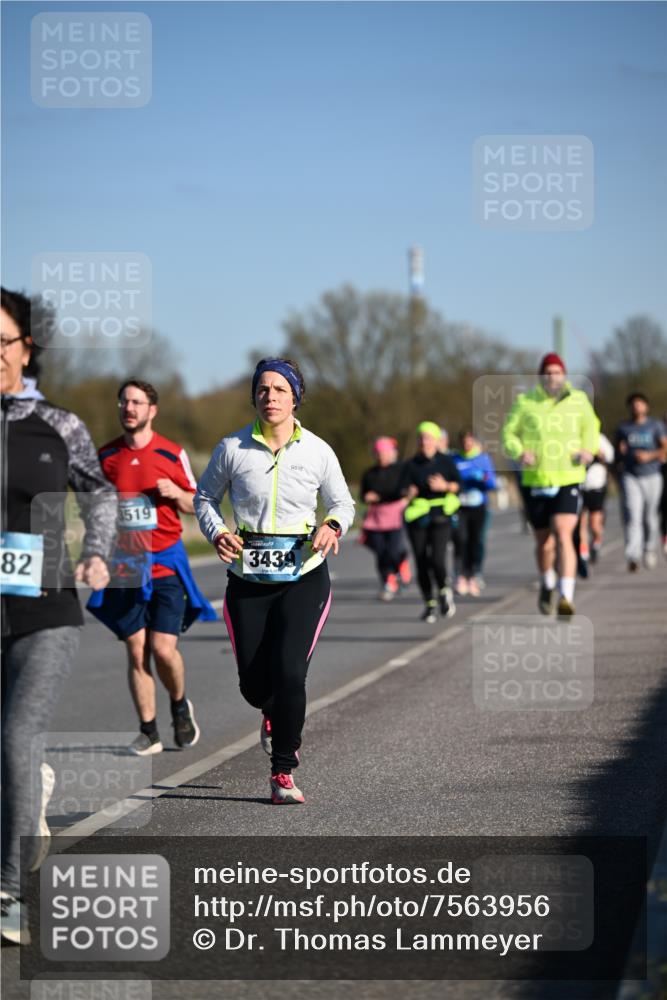 06.04.2025 - 44. Internationalen Wilhelmsburger Insellauf Dr. Thomas Lammeyer http://msf.ph/oto/7563956 06.04.2025 09:38:49 Laufen 82, 3519, 3439 meine-sportfotos.de