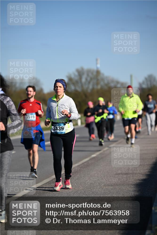 06.04.2025 - 44. Internationalen Wilhelmsburger Insellauf Dr. Thomas Lammeyer http://msf.ph/oto/7563958 06.04.2025 09:38:49 Laufen 3519, 3439 meine-sportfotos.de