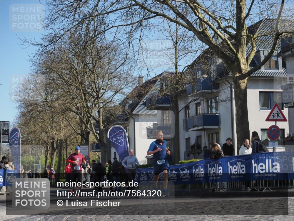06.04.2025 - 44. Internationalen Wilhelmsburger Insellauf Luisa Fischer http://msf.ph/oto/7564320 06.04.2025 10:35:57 Ziel 3602, 412, 3944 meine-sportfotos.de
