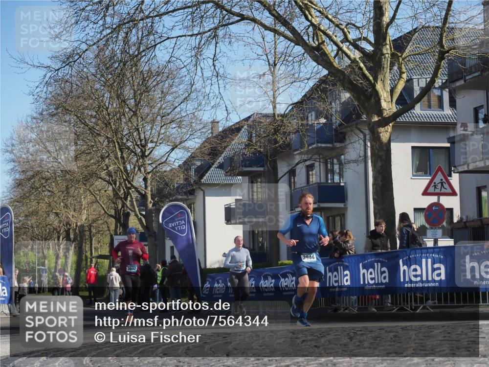 06.04.2025 - 44. Internationalen Wilhelmsburger Insellauf Luisa Fischer http://msf.ph/oto/7564344 06.04.2025 10:35:58 Ziel 3602, 3944 meine-sportfotos.de