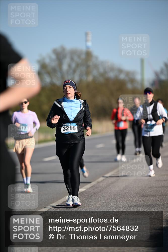 06.04.2025 - 44. Internationalen Wilhelmsburger Insellauf Dr. Thomas Lammeyer http://msf.ph/oto/7564832 06.04.2025 09:39:53 Laufen 17, 3210 meine-sportfotos.de