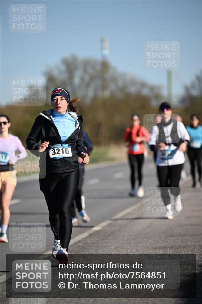 06.04.2025 - 44. Internationalen Wilhelmsburger Insellauf Dr. Thomas Lammeyer http://msf.ph/oto/7564851 06.04.2025 09:39:54 Laufen 17, 3210 meine-sportfotos.de