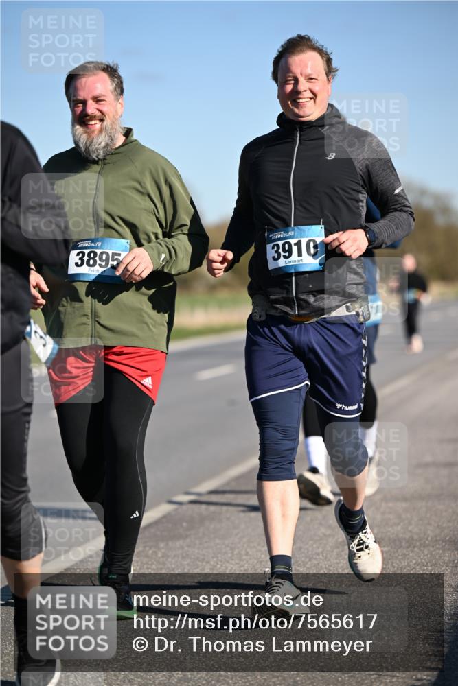 06.04.2025 - 44. Internationalen Wilhelmsburger Insellauf Dr. Thomas Lammeyer http://msf.ph/oto/7565617 06.04.2025 09:40:57 Laufen 3895, 3910 meine-sportfotos.de