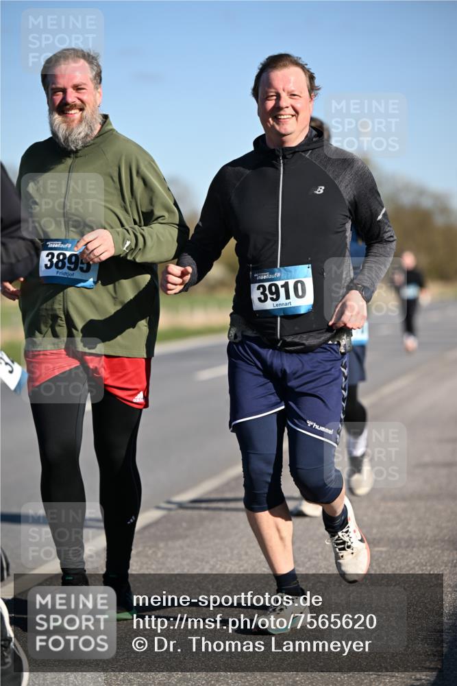 06.04.2025 - 44. Internationalen Wilhelmsburger Insellauf Dr. Thomas Lammeyer http://msf.ph/oto/7565620 06.04.2025 09:40:57 Laufen 3895, 3910 meine-sportfotos.de