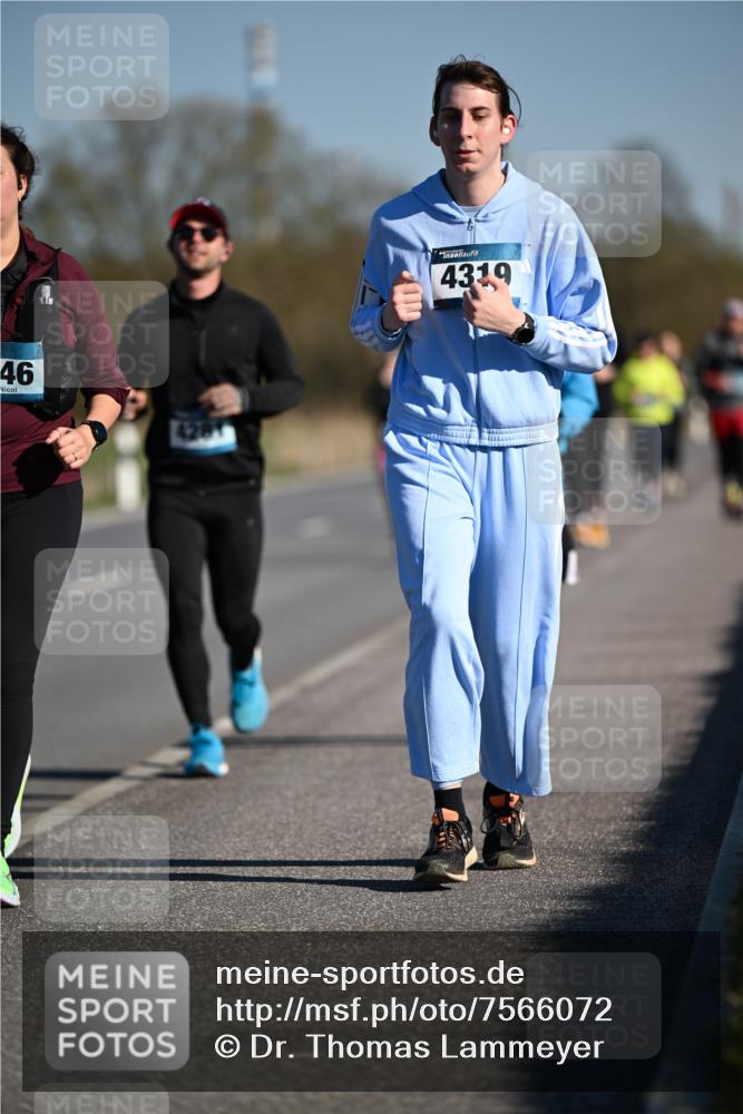 06.04.2025 - 44. Internationalen Wilhelmsburger Insellauf Dr. Thomas Lammeyer http://msf.ph/oto/7566072 06.04.2025 09:41:42 Laufen 46, 4281, 4319 meine-sportfotos.de