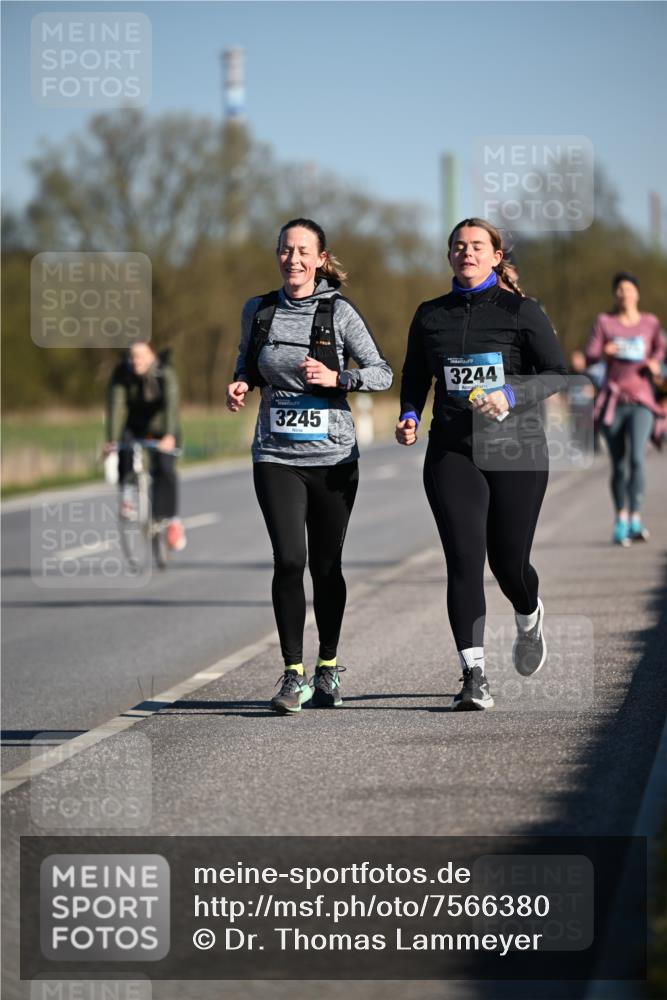 06.04.2025 - 44. Internationalen Wilhelmsburger Insellauf Dr. Thomas Lammeyer http://msf.ph/oto/7566380 06.04.2025 09:42:10 Laufen 3245, 3244 meine-sportfotos.de