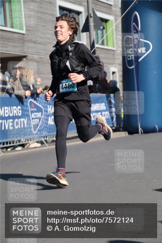 06.04.2025 - 44. Internationalen Wilhelmsburger Insellauf A. Gomolzig http://msf.ph/oto/7572124 06.04.2025 10:44:54 Ziel 3603, 3789, 4097, 4480 meine-sportfotos.de