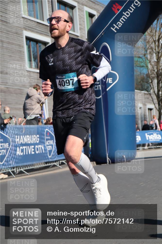 06.04.2025 - 44. Internationalen Wilhelmsburger Insellauf A. Gomolzig http://msf.ph/oto/7572142 06.04.2025 10:44:50 Ziel 3893, 4097, 4480 meine-sportfotos.de