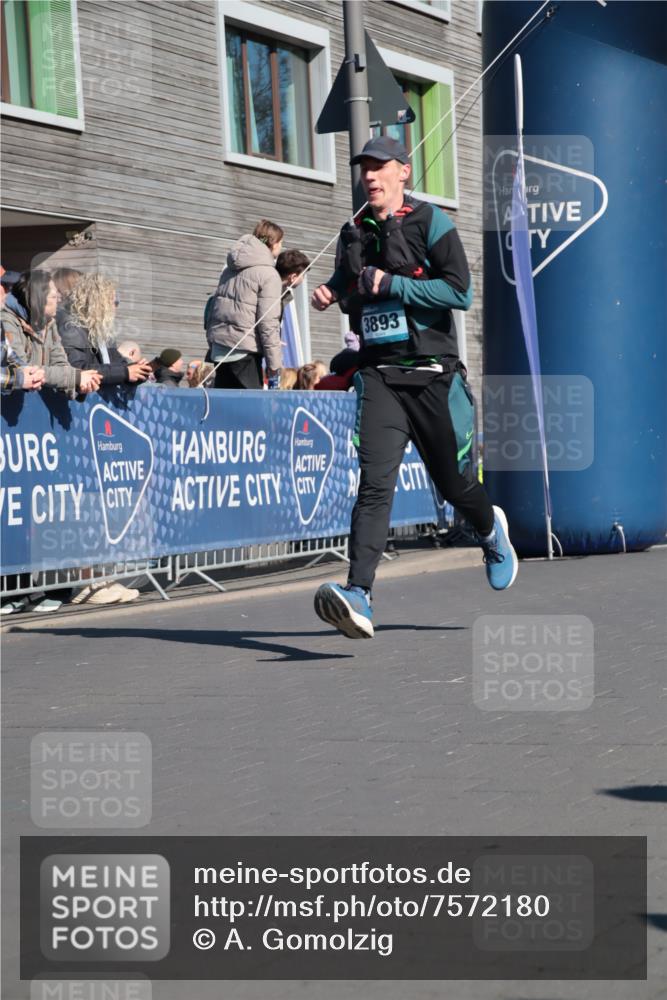 06.04.2025 - 44. Internationalen Wilhelmsburger Insellauf A. Gomolzig http://msf.ph/oto/7572180 06.04.2025 10:44:46 Ziel 3498, 3893, 3916, 4097 meine-sportfotos.de