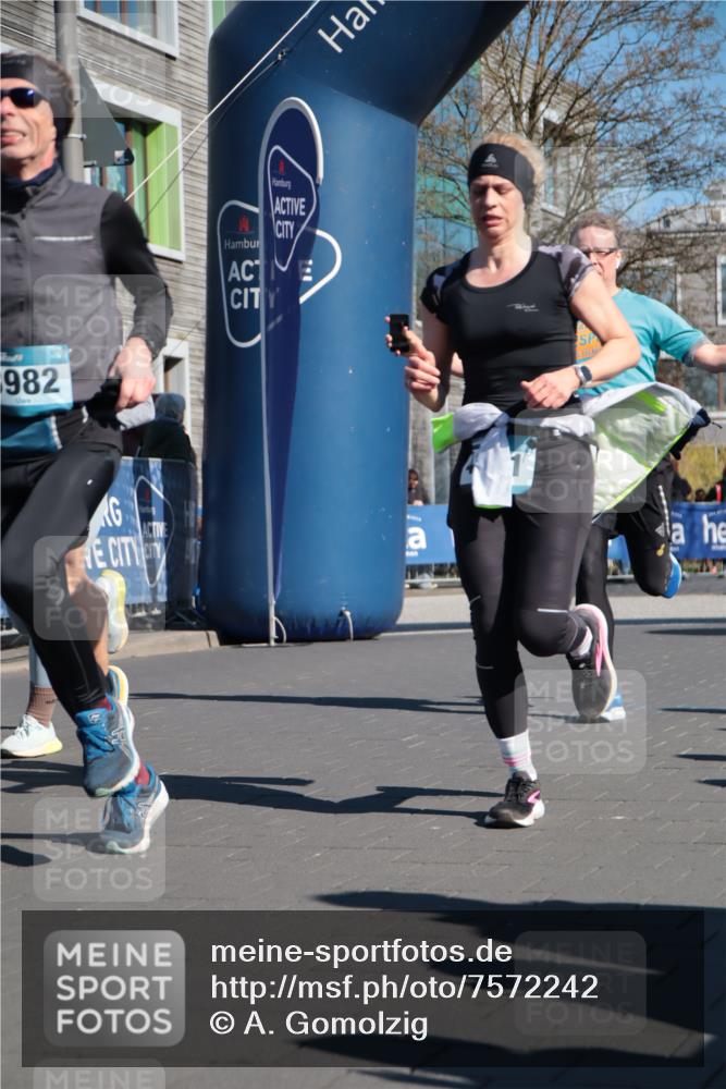 06.04.2025 - 44. Internationalen Wilhelmsburger Insellauf A. Gomolzig http://msf.ph/oto/7572242 06.04.2025 10:44:37 Ziel 3829, 3916, 3982, 4025, 4304, 4371, 4372, 5087, 5088 meine-sportfotos.de