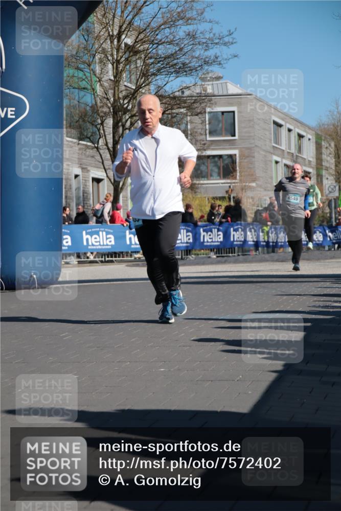06.04.2025 - 44. Internationalen Wilhelmsburger Insellauf A. Gomolzig http://msf.ph/oto/7572402 06.04.2025 10:44:25 Ziel 3030, 3031, 3279, 3518, 4393, 4394, 4405, 4549 meine-sportfotos.de