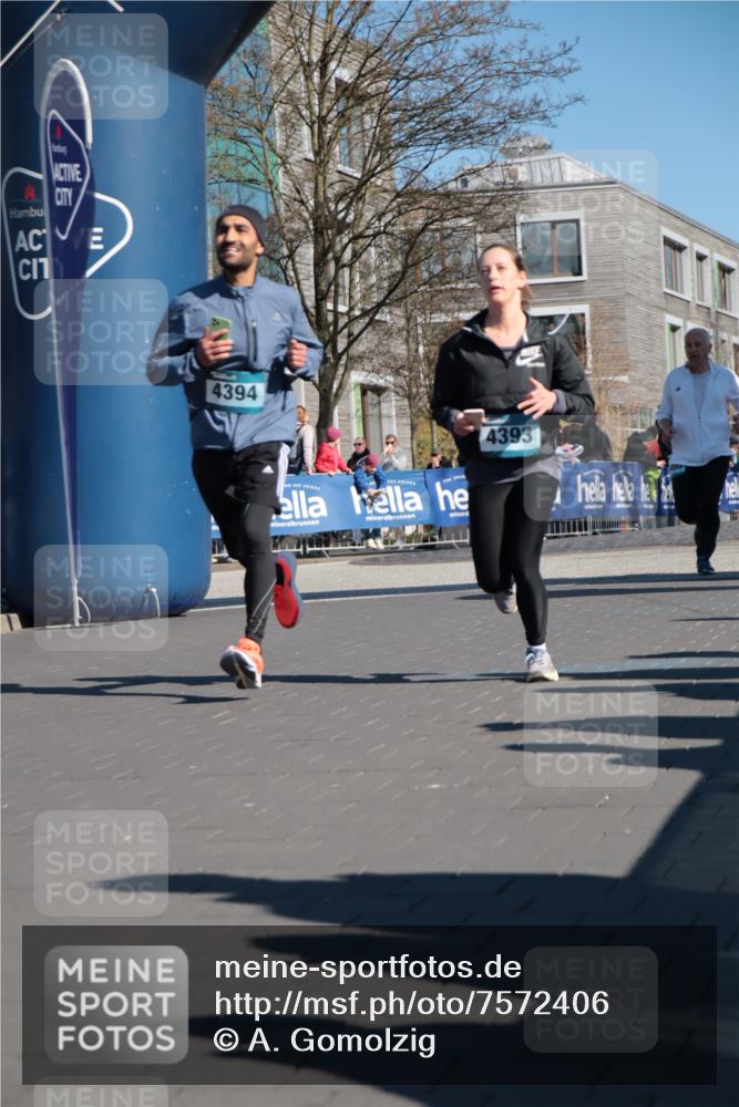 06.04.2025 - 44. Internationalen Wilhelmsburger Insellauf A. Gomolzig http://msf.ph/oto/7572406 06.04.2025 10:44:23 Ziel 3232, 4393, 4394, 4405 meine-sportfotos.de