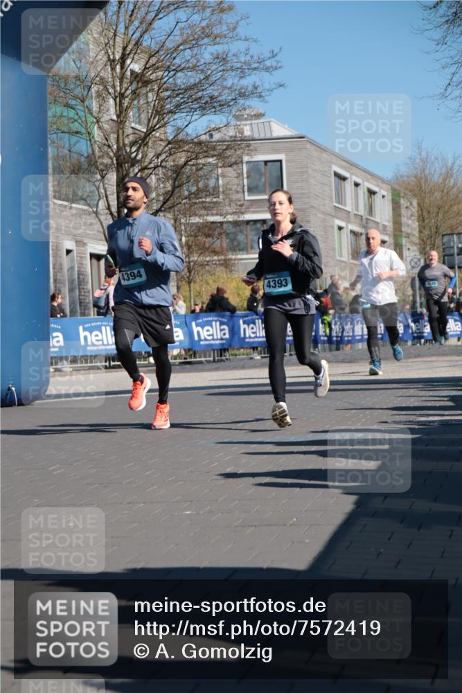 06.04.2025 - 44. Internationalen Wilhelmsburger Insellauf A. Gomolzig http://msf.ph/oto/7572419 06.04.2025 10:44:22 Ziel 3232, 4393, 4394, 4405 meine-sportfotos.de