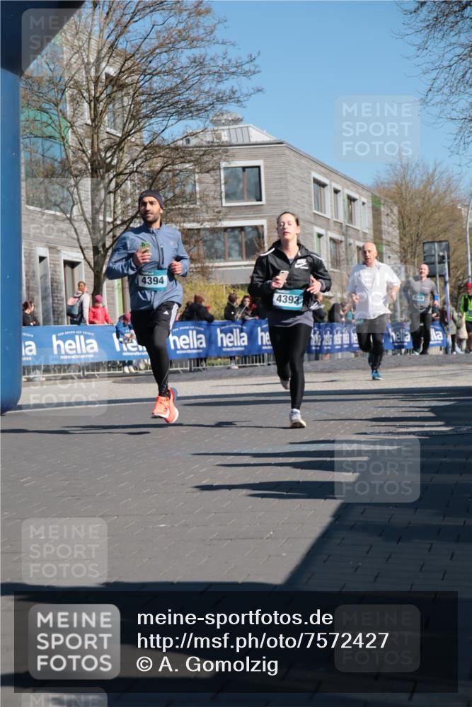 06.04.2025 - 44. Internationalen Wilhelmsburger Insellauf A. Gomolzig http://msf.ph/oto/7572427 06.04.2025 10:44:22 Ziel 3232, 4393, 4394, 4405 meine-sportfotos.de