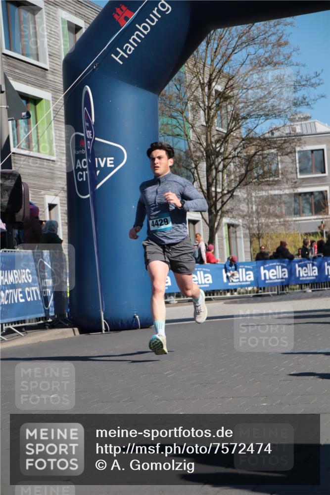 06.04.2025 - 44. Internationalen Wilhelmsburger Insellauf A. Gomolzig http://msf.ph/oto/7572474 06.04.2025 10:44:15 Ziel 3057, 3232, 3489, 4429, 5064 meine-sportfotos.de