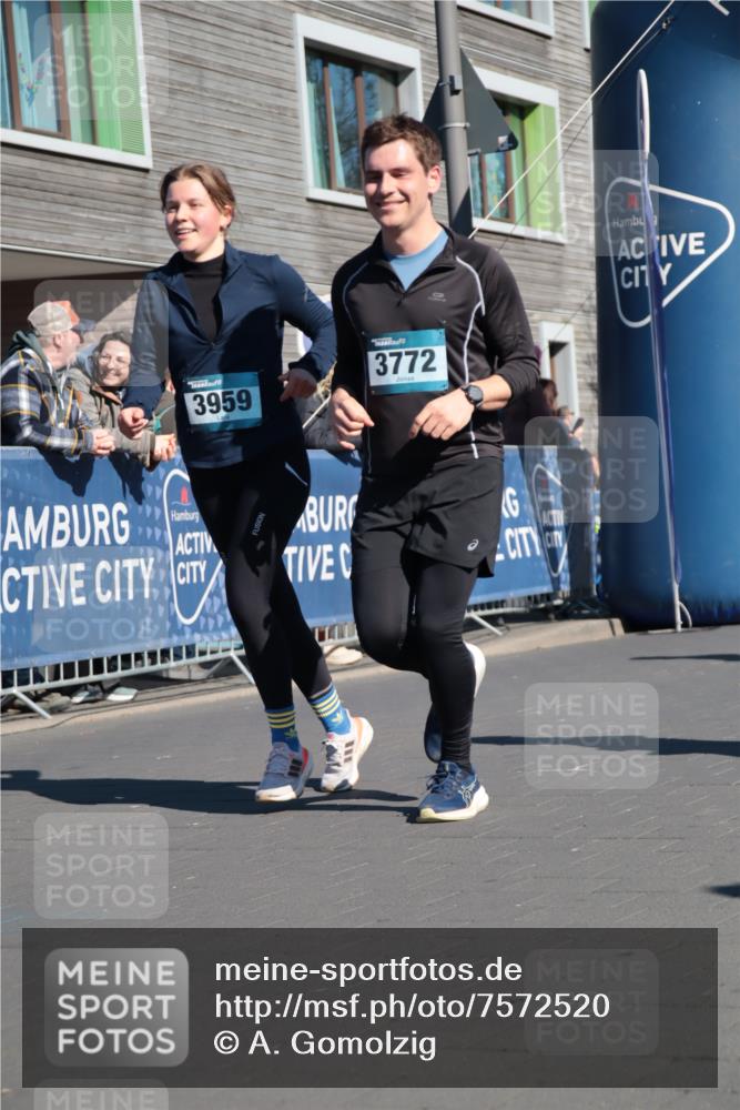 06.04.2025 - 44. Internationalen Wilhelmsburger Insellauf A. Gomolzig http://msf.ph/oto/7572520 06.04.2025 10:44:05 Ziel 3772, 3959, 4084, 4397 meine-sportfotos.de