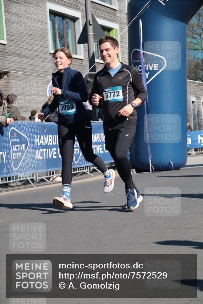 06.04.2025 - 44. Internationalen Wilhelmsburger Insellauf A. Gomolzig http://msf.ph/oto/7572529 06.04.2025 10:44:05 Ziel 3772, 3959, 4084, 4397 meine-sportfotos.de