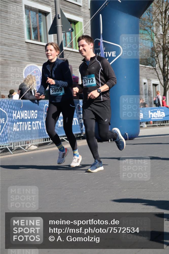06.04.2025 - 44. Internationalen Wilhelmsburger Insellauf A. Gomolzig http://msf.ph/oto/7572534 06.04.2025 10:44:05 Ziel 3772, 3959, 4084, 4397 meine-sportfotos.de