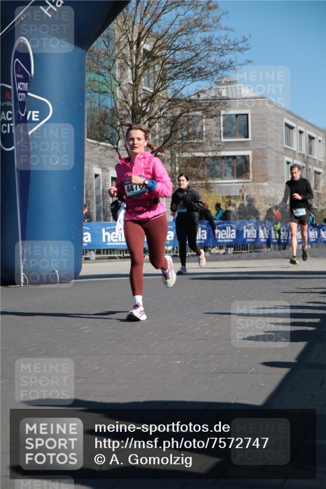 06.04.2025 - 44. Internationalen Wilhelmsburger Insellauf A. Gomolzig http://msf.ph/oto/7572747 06.04.2025 10:43:41 Ziel 3735, 4476, 4502, 4536 meine-sportfotos.de