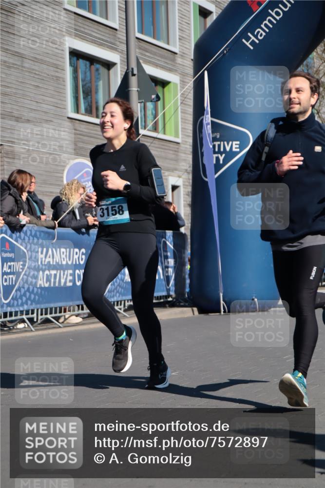 06.04.2025 - 44. Internationalen Wilhelmsburger Insellauf A. Gomolzig http://msf.ph/oto/7572897 06.04.2025 10:43:23 Ziel 3158, 3706, 3717, 3827, 4395, 4614 meine-sportfotos.de