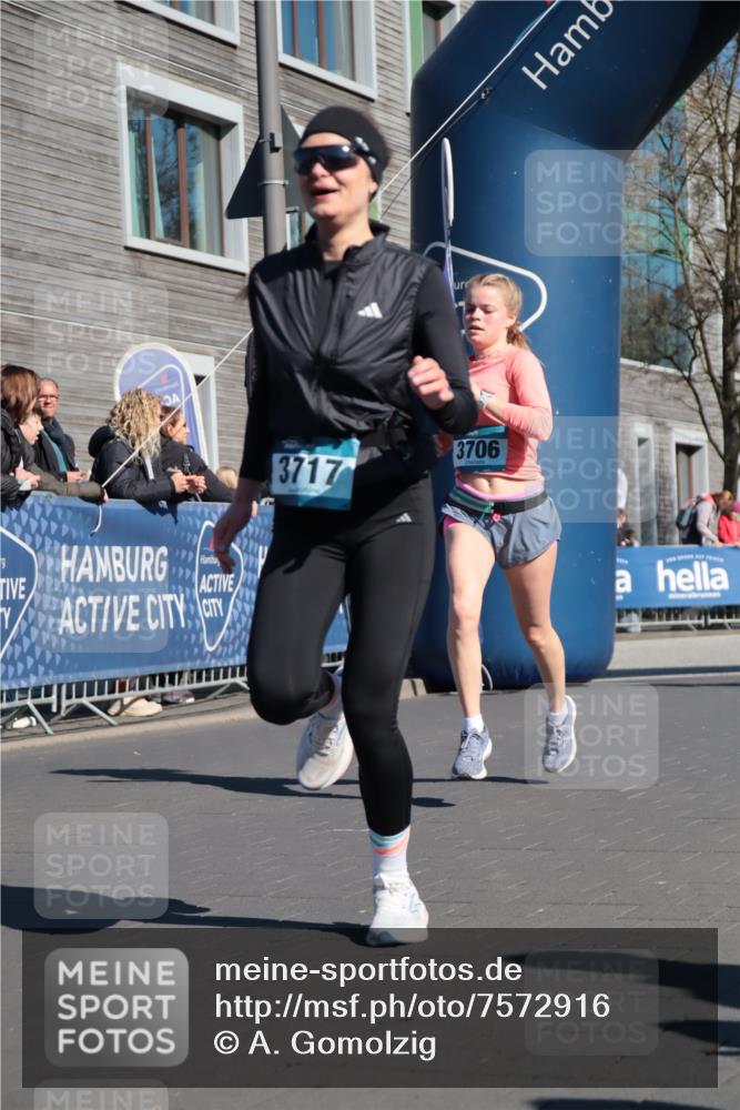 06.04.2025 - 44. Internationalen Wilhelmsburger Insellauf A. Gomolzig http://msf.ph/oto/7572916 06.04.2025 10:43:20 Ziel 3158, 3706, 3717, 3827, 4614 meine-sportfotos.de