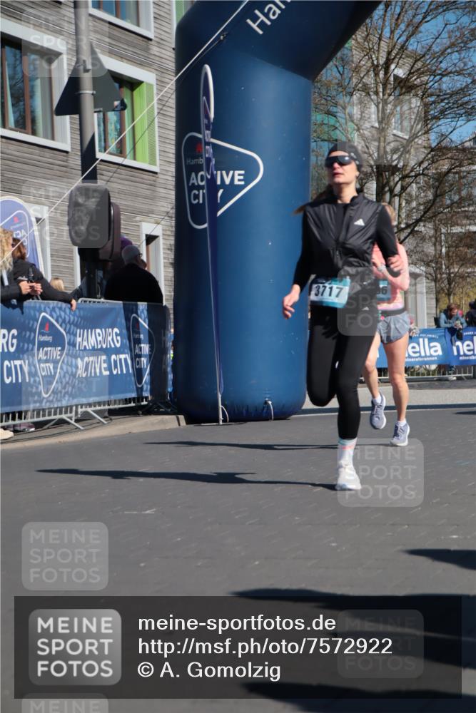 06.04.2025 - 44. Internationalen Wilhelmsburger Insellauf A. Gomolzig http://msf.ph/oto/7572922 06.04.2025 10:43:20 Ziel 3158, 3706, 3717, 3827, 4614 meine-sportfotos.de