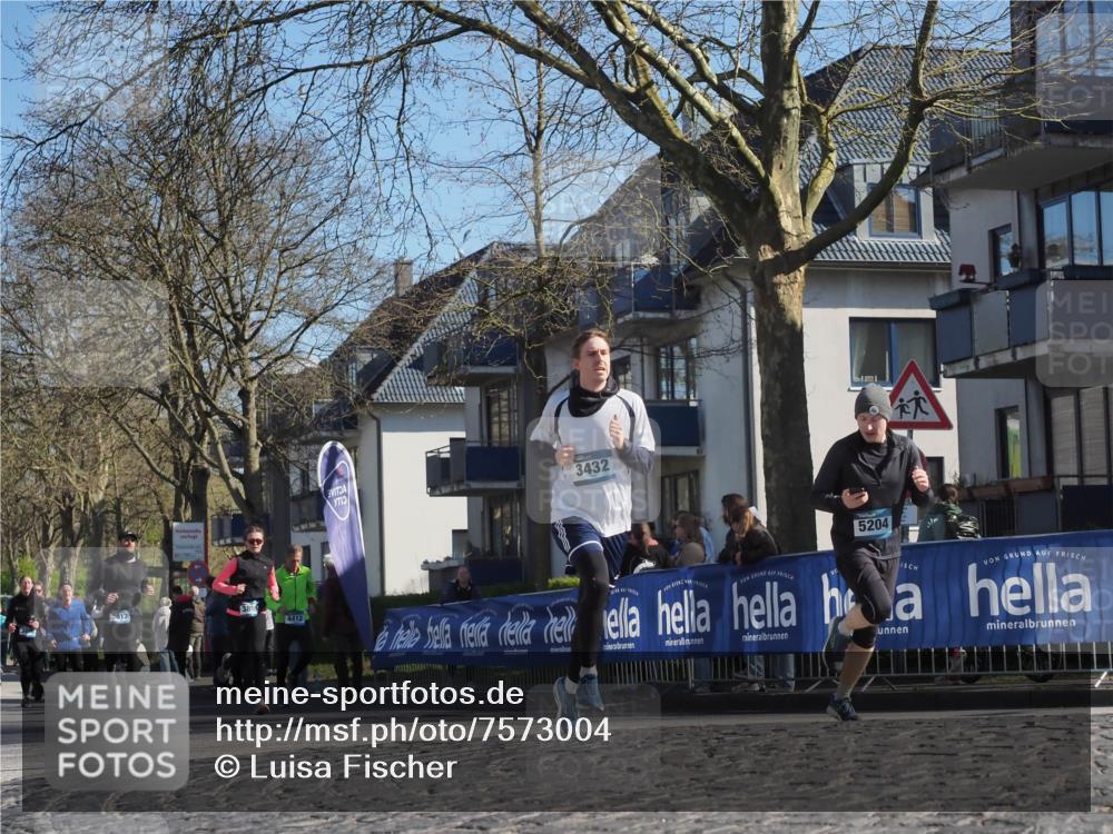 06.04.2025 - 44. Internationalen Wilhelmsburger Insellauf Luisa Fischer http://msf.ph/oto/7573004 06.04.2025 10:41:28 Ziel 13, 3432, 5204, 3017, 4412 meine-sportfotos.de