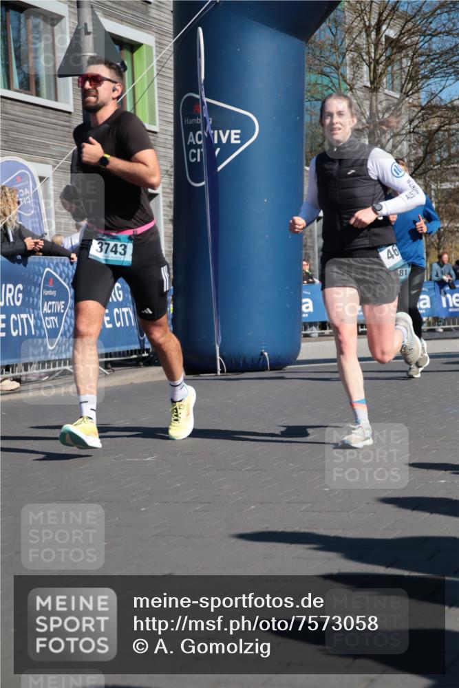 06.04.2025 - 44. Internationalen Wilhelmsburger Insellauf A. Gomolzig http://msf.ph/oto/7573058 06.04.2025 10:43:04 Ziel 3281, 3307, 3466, 3484, 3512, 3532, 3743, 3927, 4181, 4613 meine-sportfotos.de