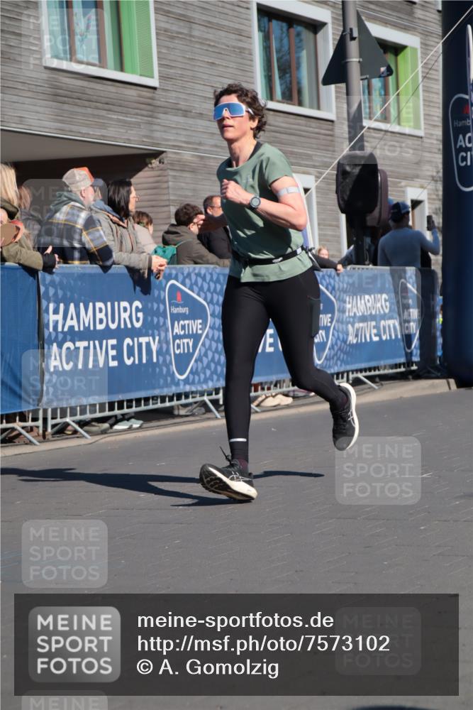06.04.2025 - 44. Internationalen Wilhelmsburger Insellauf A. Gomolzig http://msf.ph/oto/7573102 06.04.2025 10:43:01 Ziel 3281, 3307, 3324, 3743, 3927, 4181, 4613 meine-sportfotos.de