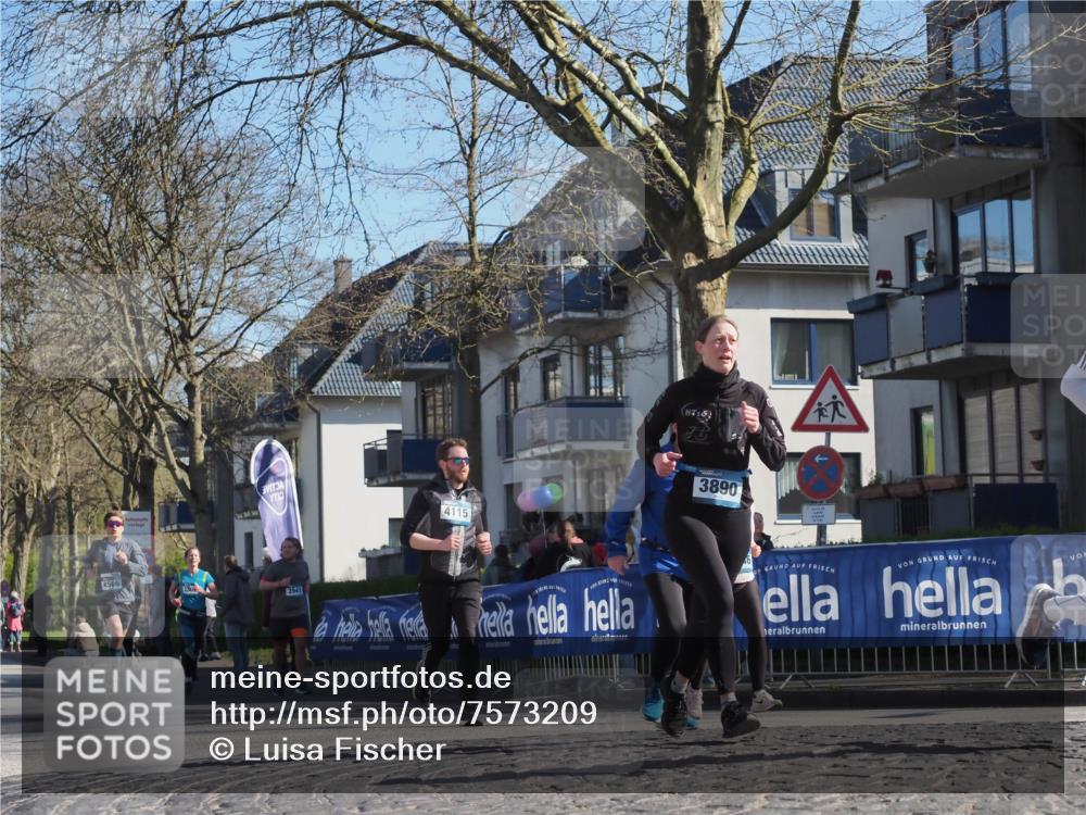 06.04.2025 - 44. Internationalen Wilhelmsburger Insellauf Luisa Fischer http://msf.ph/oto/7573209 06.04.2025 10:41:35 Ziel 4566, 4115, 16, 3890, 3941 meine-sportfotos.de
