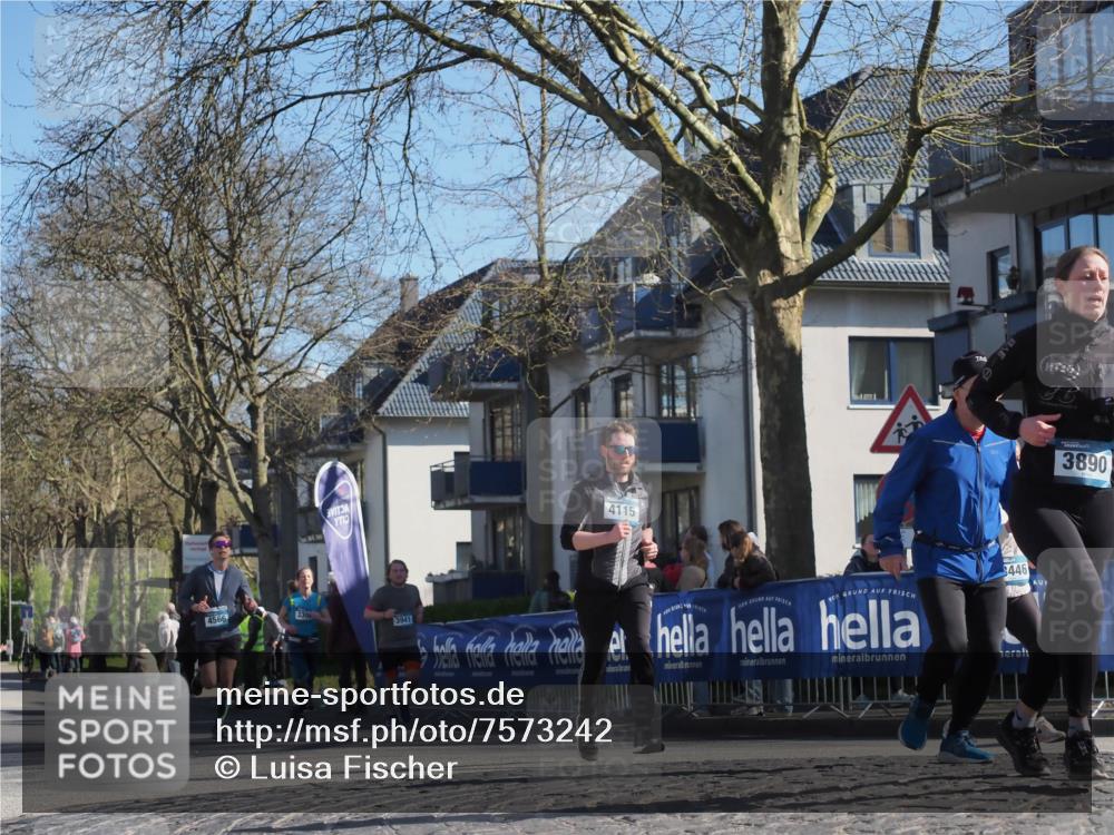 06.04.2025 - 44. Internationalen Wilhelmsburger Insellauf Luisa Fischer http://msf.ph/oto/7573242 06.04.2025 10:41:35 Ziel 4566, 4115, 446, 330, 3941, 3890 meine-sportfotos.de
