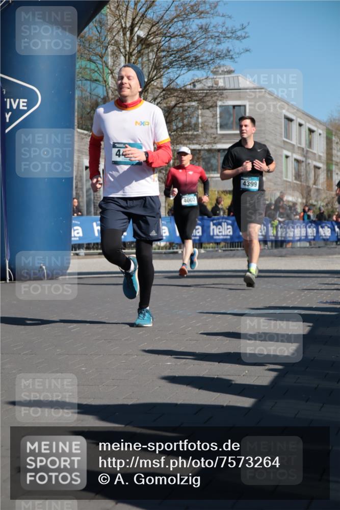 06.04.2025 - 44. Internationalen Wilhelmsburger Insellauf A. Gomolzig http://msf.ph/oto/7573264 06.04.2025 10:42:52 Ziel 3009, 3324, 4002, 4185, 4399, 4487 meine-sportfotos.de