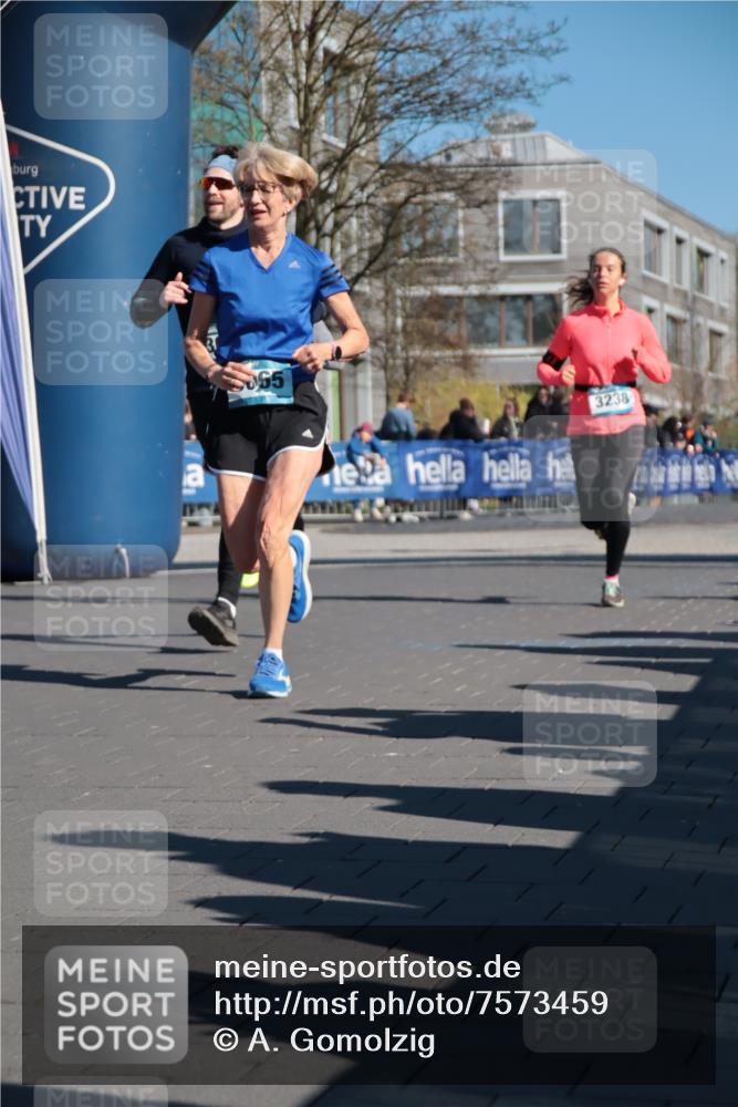 06.04.2025 - 44. Internationalen Wilhelmsburger Insellauf A. Gomolzig http://msf.ph/oto/7573459 06.04.2025 10:42:15 Ziel 3238, 3478, 3629, 3692, 3751, 3761, 4130, 4350, 4581, 5065, 5111 meine-sportfotos.de