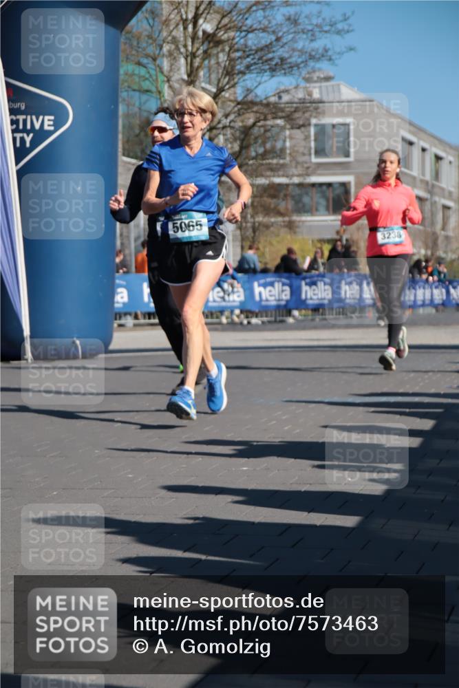 06.04.2025 - 44. Internationalen Wilhelmsburger Insellauf A. Gomolzig http://msf.ph/oto/7573463 06.04.2025 10:42:15 Ziel 3238, 3478, 3629, 3692, 3751, 3761, 4130, 4350, 4581, 5065, 5111 meine-sportfotos.de