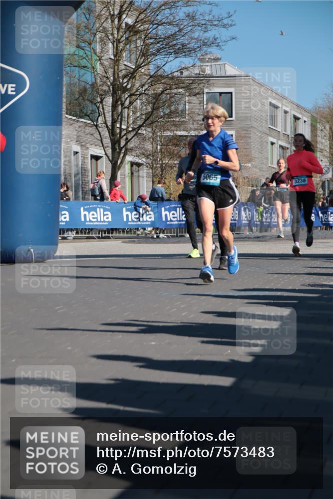 06.04.2025 - 44. Internationalen Wilhelmsburger Insellauf A. Gomolzig http://msf.ph/oto/7573483 06.04.2025 10:42:14 Ziel 3238, 3478, 3629, 3692, 3751, 3761, 4130, 4350, 4581, 5065, 5111 meine-sportfotos.de