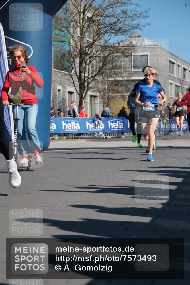 06.04.2025 - 44. Internationalen Wilhelmsburger Insellauf A. Gomolzig http://msf.ph/oto/7573493 06.04.2025 10:42:14 Ziel 3238, 3478, 3629, 3692, 3751, 3761, 4130, 4350, 4581, 5065, 5111 meine-sportfotos.de