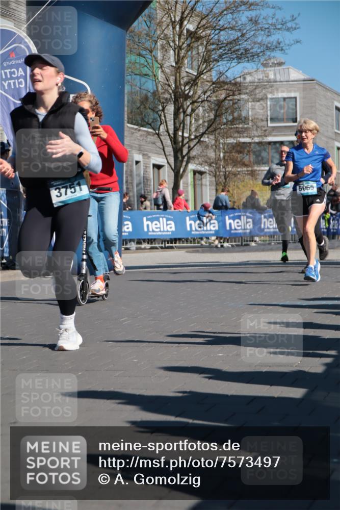 06.04.2025 - 44. Internationalen Wilhelmsburger Insellauf A. Gomolzig http://msf.ph/oto/7573497 06.04.2025 10:42:14 Ziel 3238, 3478, 3629, 3692, 3751, 3761, 4130, 4350, 4581, 5065, 5111 meine-sportfotos.de