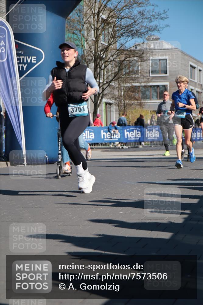 06.04.2025 - 44. Internationalen Wilhelmsburger Insellauf A. Gomolzig http://msf.ph/oto/7573506 06.04.2025 10:42:14 Ziel 3238, 3478, 3629, 3692, 3751, 3761, 4130, 4350, 4581, 5065, 5111 meine-sportfotos.de