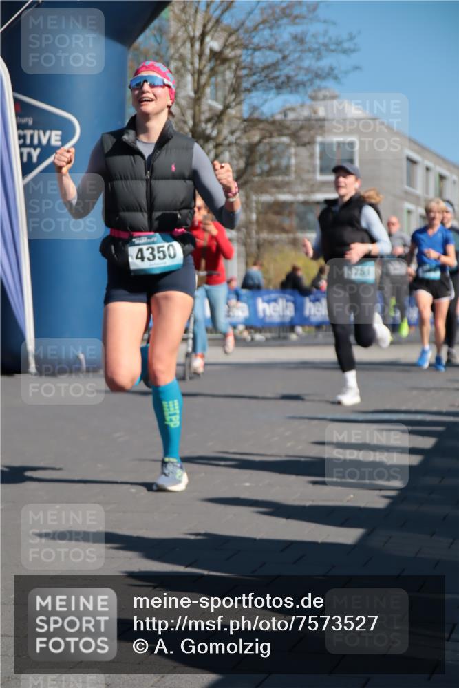 06.04.2025 - 44. Internationalen Wilhelmsburger Insellauf A. Gomolzig http://msf.ph/oto/7573527 06.04.2025 10:42:13 Ziel 3238, 3478, 3629, 3692, 3751, 3761, 4130, 4350, 4581, 5065, 5111 meine-sportfotos.de
