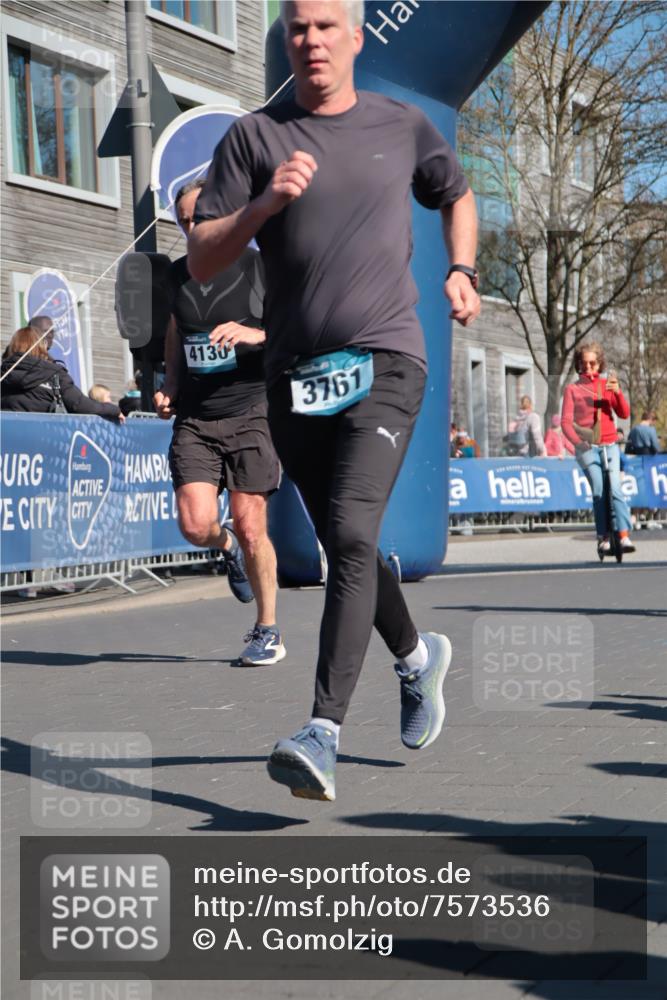 06.04.2025 - 44. Internationalen Wilhelmsburger Insellauf A. Gomolzig http://msf.ph/oto/7573536 06.04.2025 10:42:12 Ziel 3238, 3478, 3629, 3692, 3751, 3761, 4130, 4350, 4581, 5065, 5111 meine-sportfotos.de