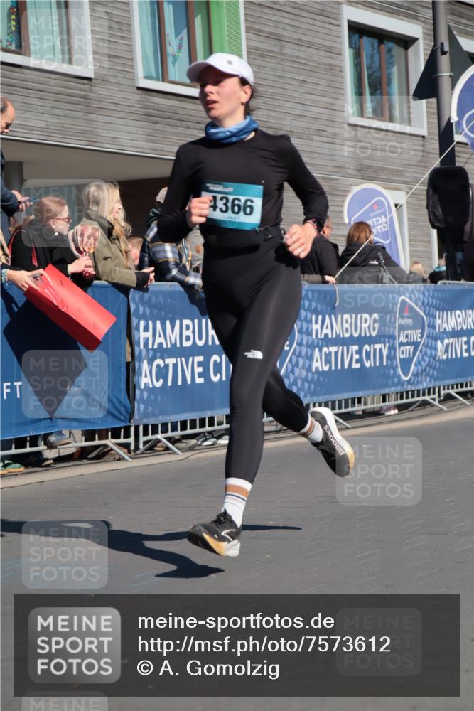 06.04.2025 - 44. Internationalen Wilhelmsburger Insellauf A. Gomolzig http://msf.ph/oto/7573612 06.04.2025 10:42:06 Ziel 3761, 4130, 4366, 4581, 5111 meine-sportfotos.de
