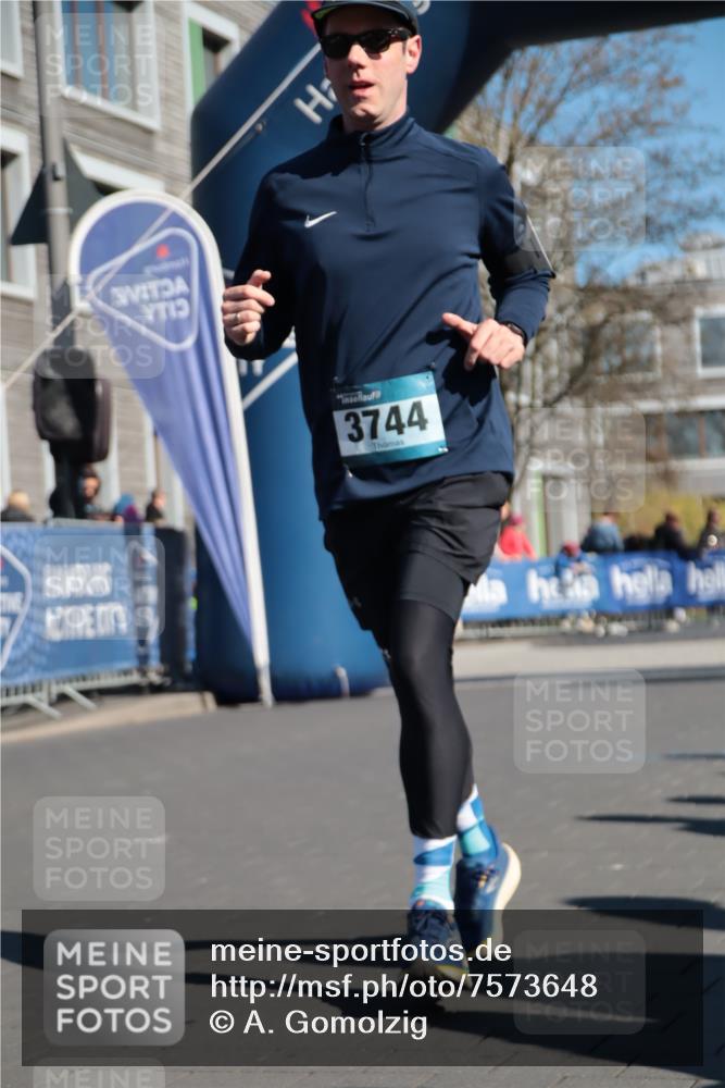 06.04.2025 - 44. Internationalen Wilhelmsburger Insellauf A. Gomolzig http://msf.ph/oto/7573648 06.04.2025 10:42:00 Ziel 3093, 3656, 3744, 4366 meine-sportfotos.de