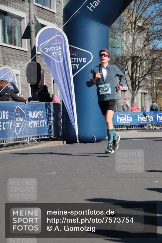 06.04.2025 - 44. Internationalen Wilhelmsburger Insellauf A. Gomolzig http://msf.ph/oto/7573754 06.04.2025 10:41:47 Ziel 3308, 3446, 3830, 3890, 3941, 4115, 4566, 4607 meine-sportfotos.de