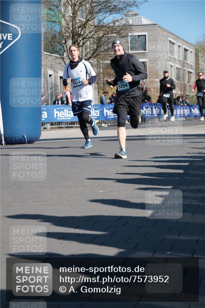 06.04.2025 - 44. Internationalen Wilhelmsburger Insellauf A. Gomolzig http://msf.ph/oto/7573952 06.04.2025 10:41:35 Ziel 3017, 3104, 3255, 3432, 3891, 3975, 4412, 5204 meine-sportfotos.de