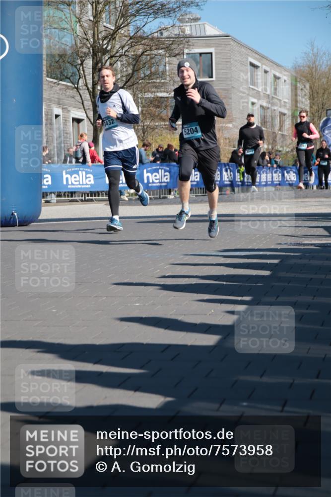 06.04.2025 - 44. Internationalen Wilhelmsburger Insellauf A. Gomolzig http://msf.ph/oto/7573958 06.04.2025 10:41:34 Ziel 3017, 3104, 3255, 3432, 3891, 3975, 5204 meine-sportfotos.de
